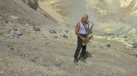 саксофон в кратере мутновского вулкана Камчатка