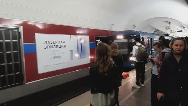 Прибытие электрички метро.