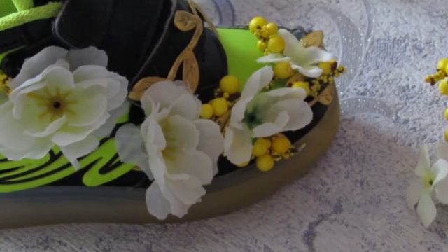 DIY как украсить кроссовки стразами и цветами