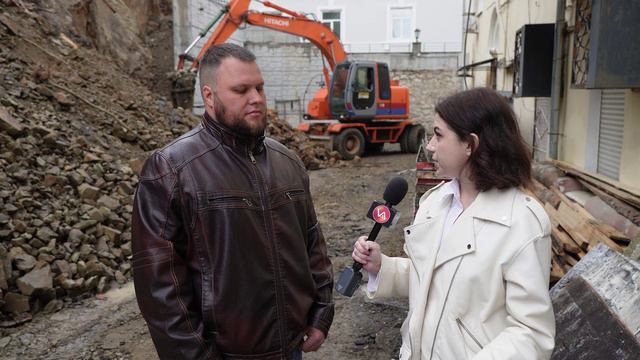 Во Владивостоке идет капитальный ремонт подпорной стены во дворе жилого дома.