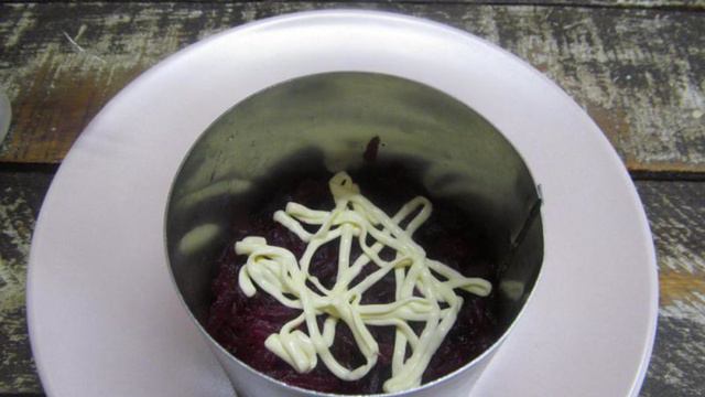 Слоеный салат из свеклы с огурцом и салями