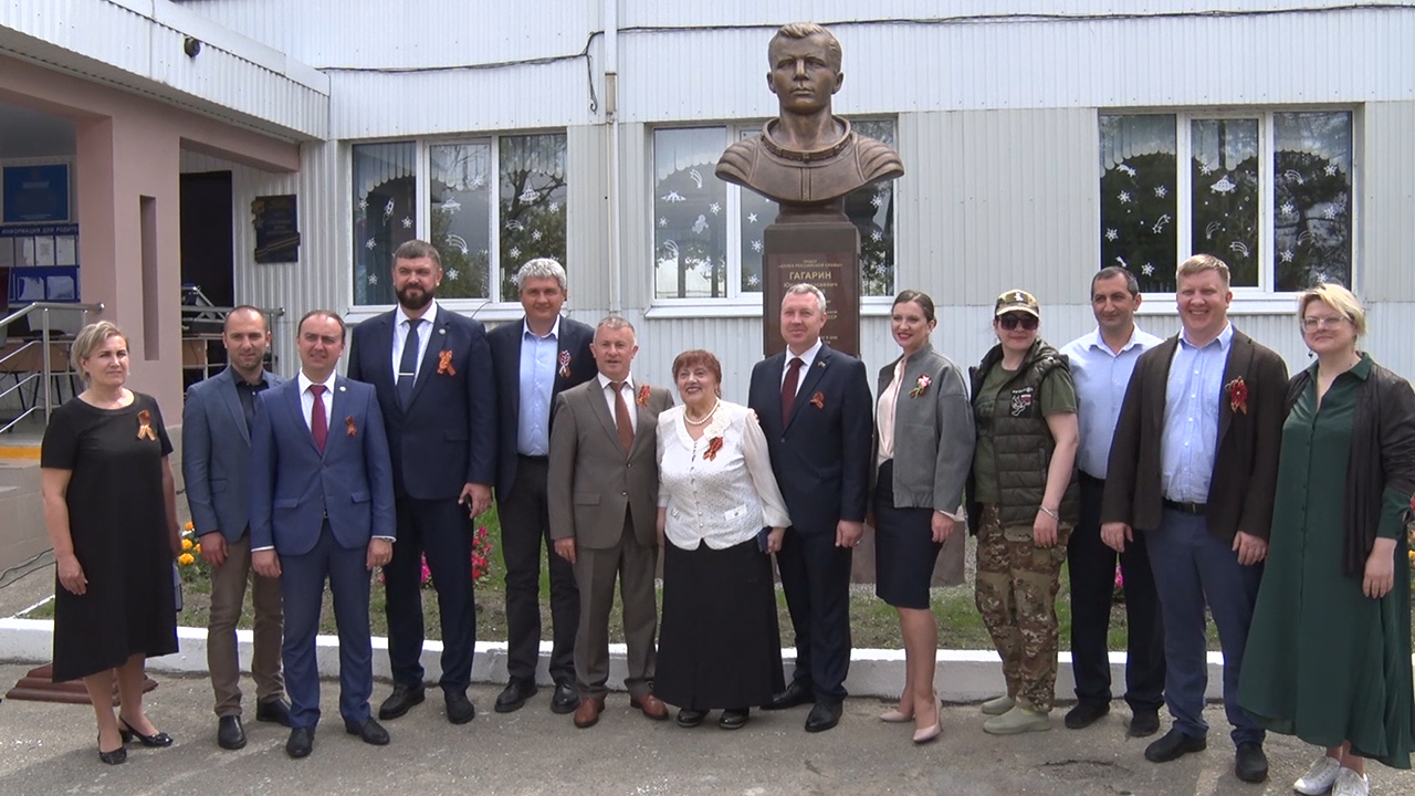 Памятник Юрию Гагарину установили в туапсинской школе №8