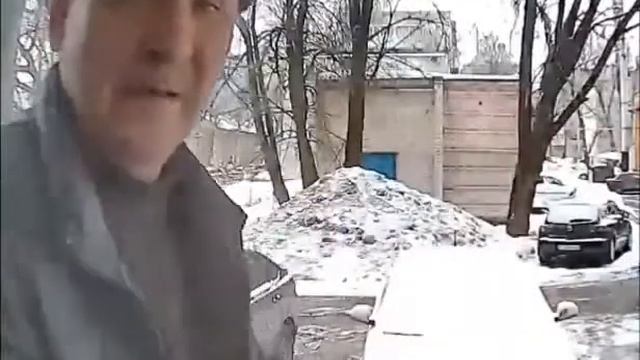 ядреный мужик долбит по домофону кирпичем