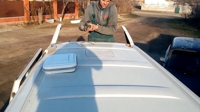 Volkswagen T4 врезается люк на крыше.
