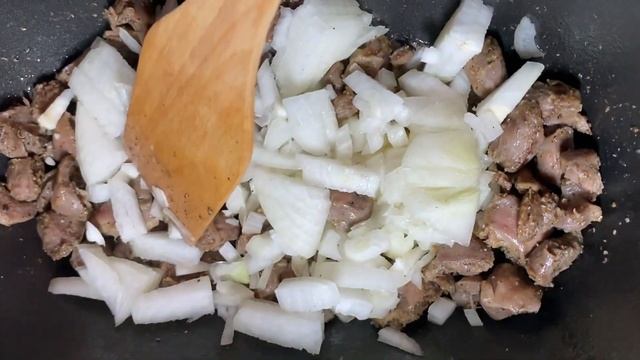 Плов с куриными потрошками. Сытно, бюджетно, полезно.