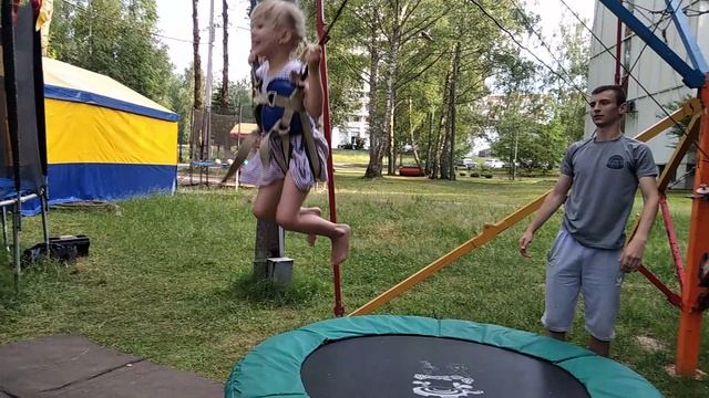 Ника на аттракционе