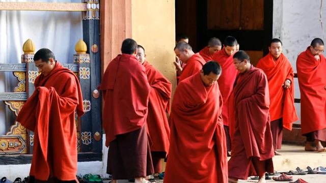 Buddhist Mantra for Positive Vibes  Cleanse the Aura and Space  Monks chanting