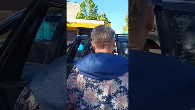 В Харькове военкомы закинули в автомобиль и мобилизовали пьяного мужчину, спавшего на дороге возле п