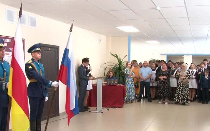 В 38-й школе Владикавказа открыли памятные доски выпускникам, погибшим в зоне специальной военной оп