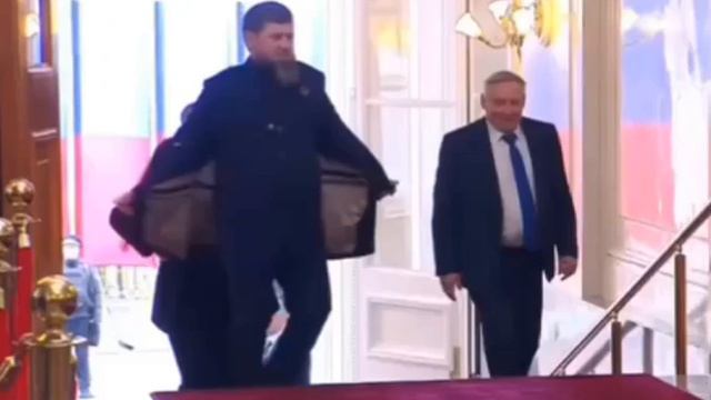 На инаугурации В.Путина Кадыров не смог самостоятельно снять куртку. Он болен?