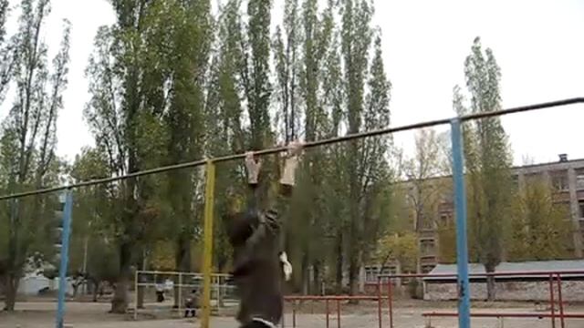 Турник. Поворот плечом вперёд и подъём двумя