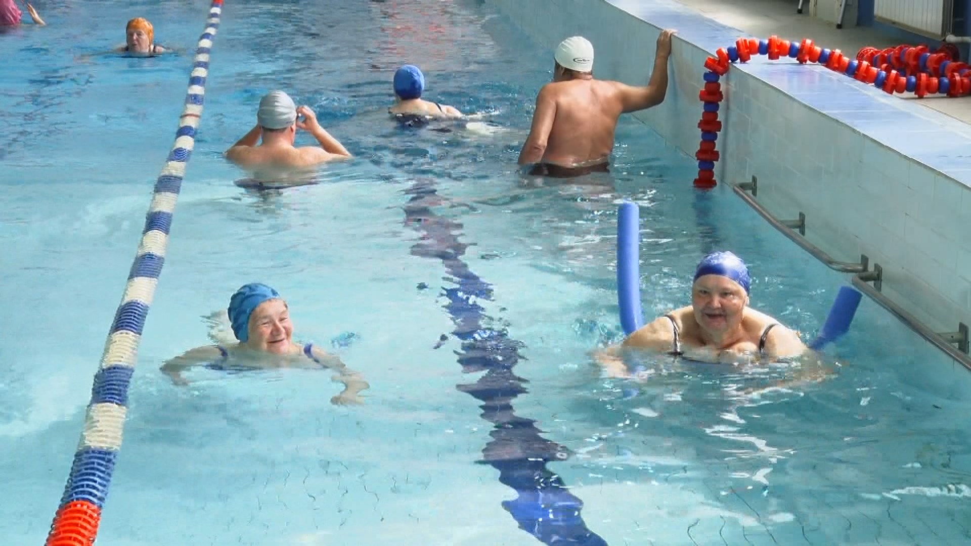 Ветераны Златоуста устраивают заплывы в бассейне