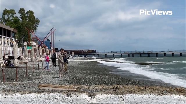 Погода в Сочи сегодня 14 мая 2024. Пляж в Сочи. Чёрное море. Отдых в Сочи 2024. Обстановка на пляже