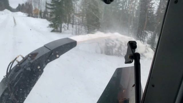 Финский скалыватель льда SASNOMAC КТ-3 на тракторе VALTRA удаляет и отбрасывает на обочину лед ,сне