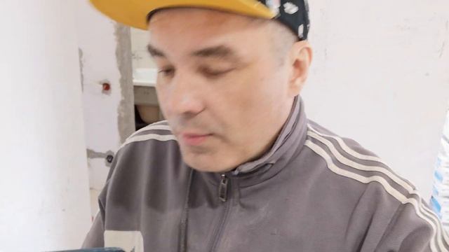 Очистка строительного миксера  самый простой способ.