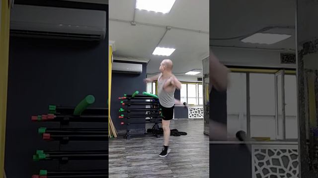 Тайский бокс. Муай-тай. Фитнес. Отработка ударов ног. Тренировка. Нудлы. Растяжка ног. Кардио.