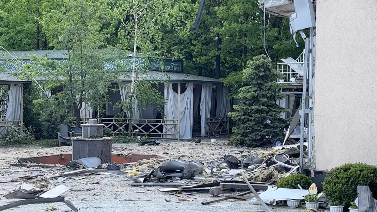 Ударили по ресторану с посетителями: последствия украинского обстрела Донецка из РСЗО