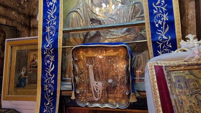 Древняя икона Сошествие Святого Духа и чудотворная мироточащая икона Богородицы - в храме св. Иакова