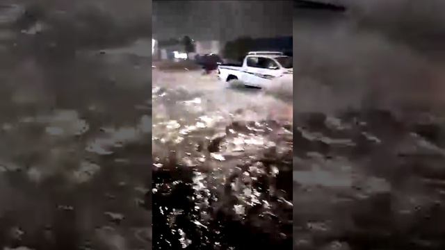 Человек плавает в ливневый дождь в Саудовской Аравии