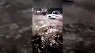 Человек плавает в ливневый дождь в Саудовской Аравии