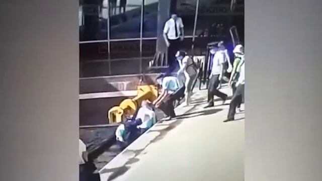 Двухлетняя сестра не удержала восьмимесячного брата и скатилась с коляской на рельсы.