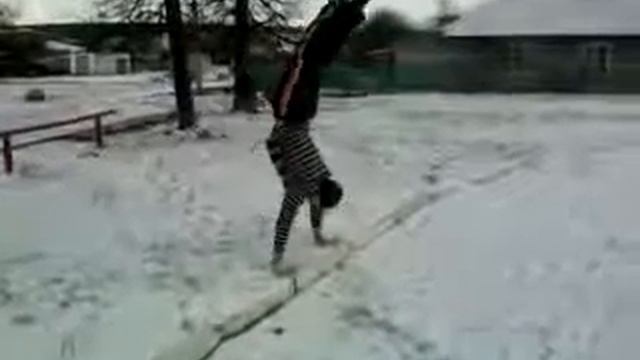 Ходьба на руках, спад и ласточка под турником