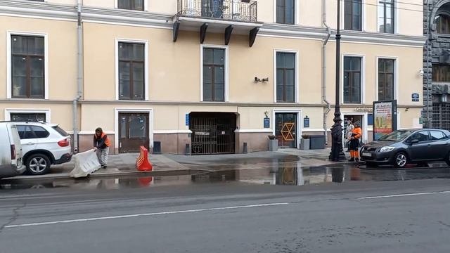 Отмывают улицу с Мерседеса.Благоустройство города.Спб.Центр.