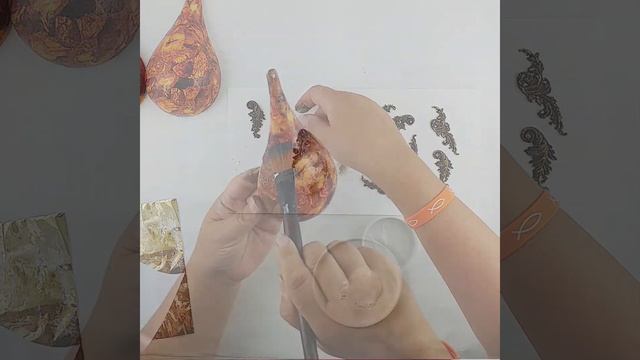 Bursztynowa bombka ze złoceniami