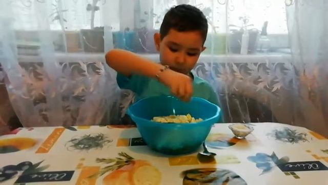 Салат  с СЕЛЕДКОЙ . Готовят дети.