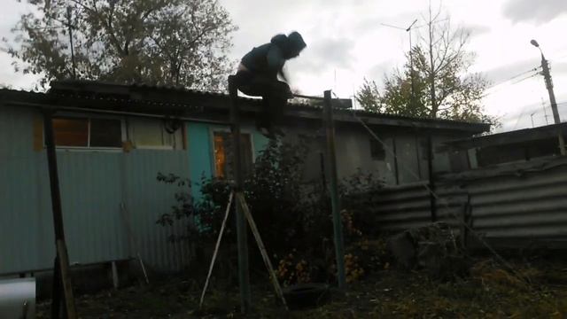 ПАЦАН крутит СОЛНЫШКИ НА ТУРНИКЕ || Обрывки памяти
