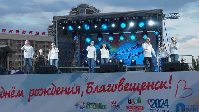 Вокалист и композитор Игорь Ларин дал большой концерт на главной площади Благовещенска