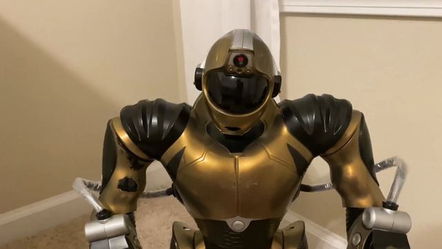 Robosapien V2 With DEAD Batteries.