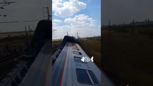 Поезд Казань — Адлер столкнулся с самосвалом и сошёл с рельсов в Волгоградской области.