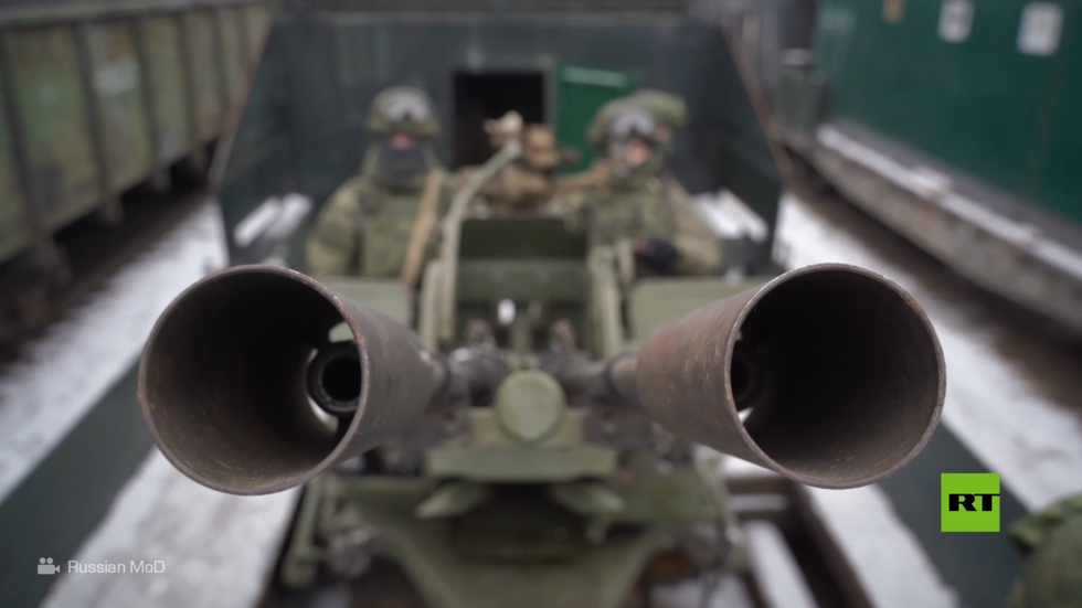 قطار مدرع خاص يؤدي مهامه العسكرية في منطقة العملية العسكرية الخاصة في أوكرانيا