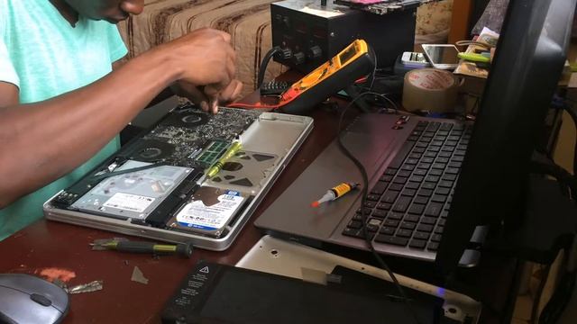 Jinsi ya kubadilisha keyboard ya macbook pro 9
