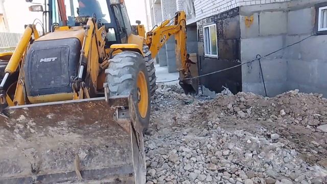 очистка вокруг цокольного этажа  подготовка на гидроизоляцию ⚒️????