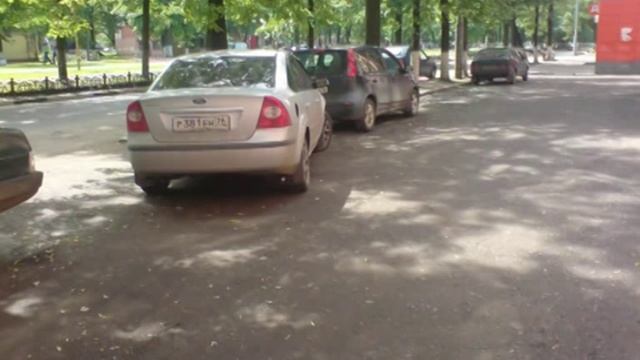 так паркуются идиоты на тротуарах в городе Ярославле.А