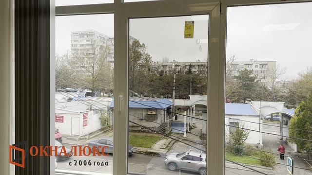 Видимая разница стеклопакетов обычного и мультифункционального в офисе компании Окналюкс Севастополь