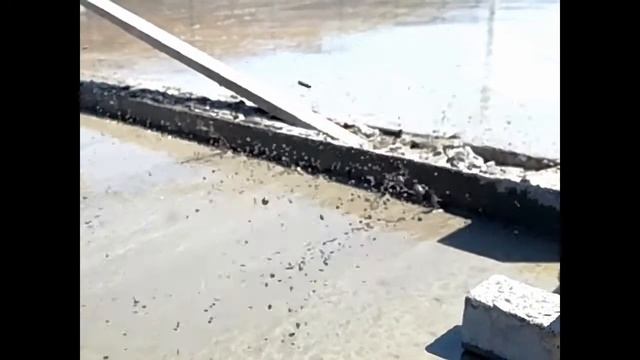 При помощи виброрейки заливаем бетонные дороги в Городе Счастья