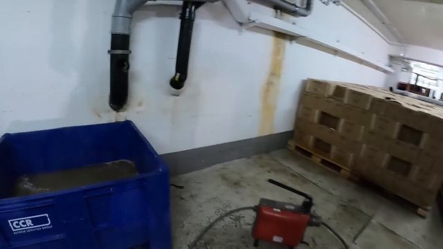 Kempinger 362. Vier Männer gegen die Zeit. Nur noch 5 mm Klo-Rohr stecken zusammen  bis es platzt
