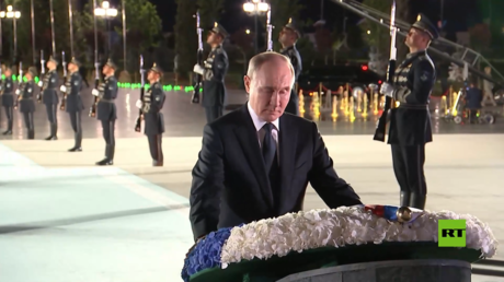 بوتين يضع إكليلا من الزهور على نصب الاستقلال التذكاري في عاصمة أوزبكستان