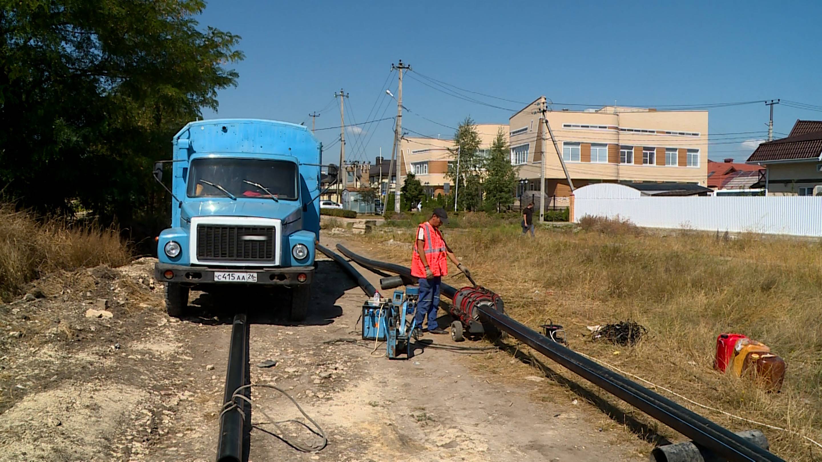 Аварийный участок водопровода ведущий к Надежде ремонтируют на Ставрополье