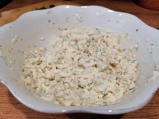 Очень вкусный и сытный салат с кальмарами и яицом.