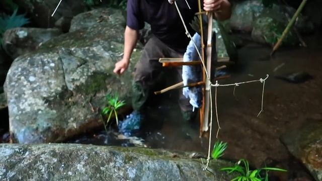 Solo Survival, Bushcraft: Making fire, catching snails, fishing, knitting and cooking | EP.109