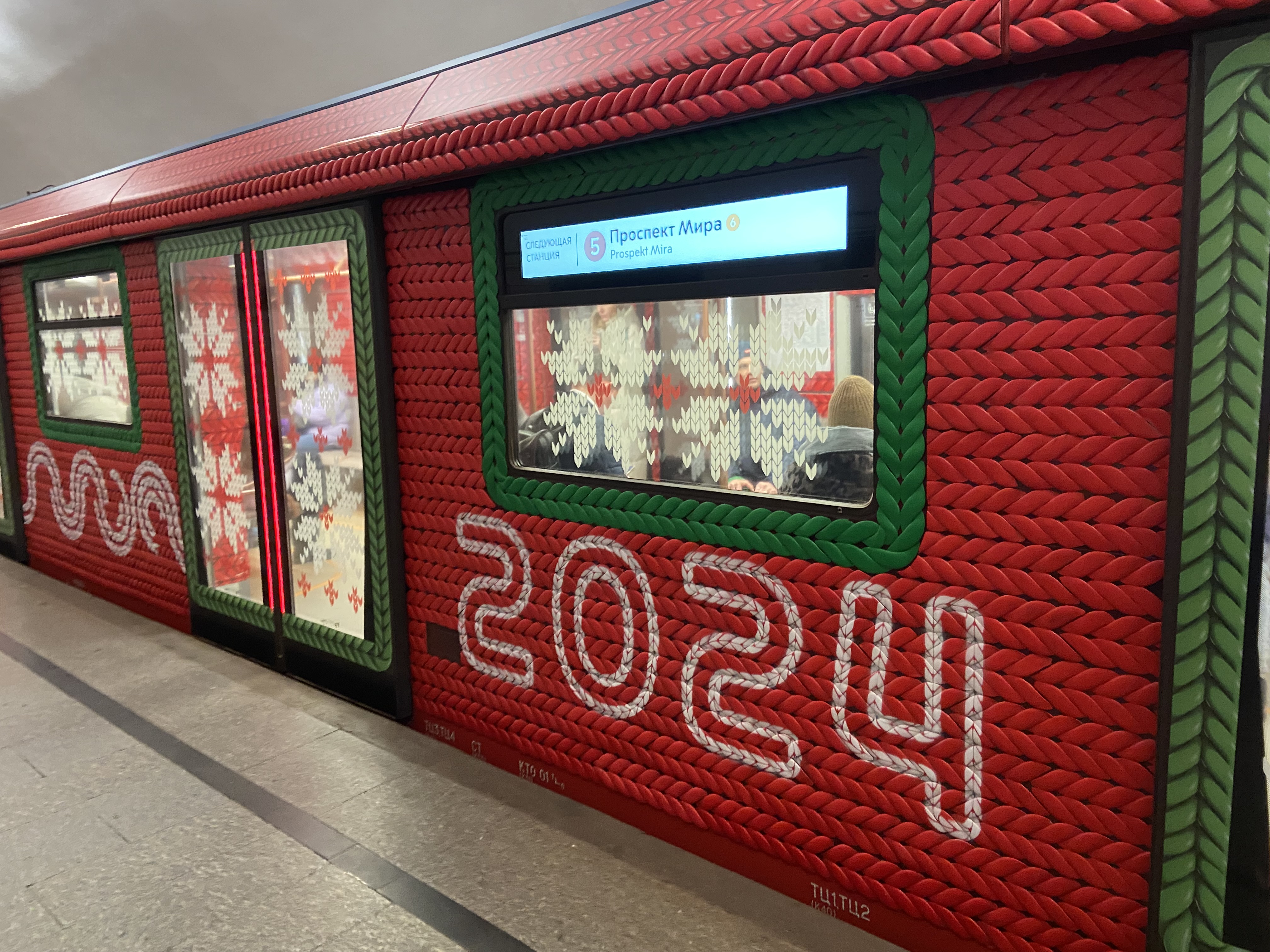 Новогодние поезда метро 2024! Достопримечательности Москвы украсили к праздникам!