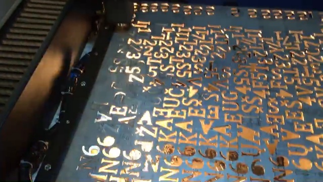 Golden Laser GF-6060 Маленький размер оптоволоконный лазерный станок для резки металла 