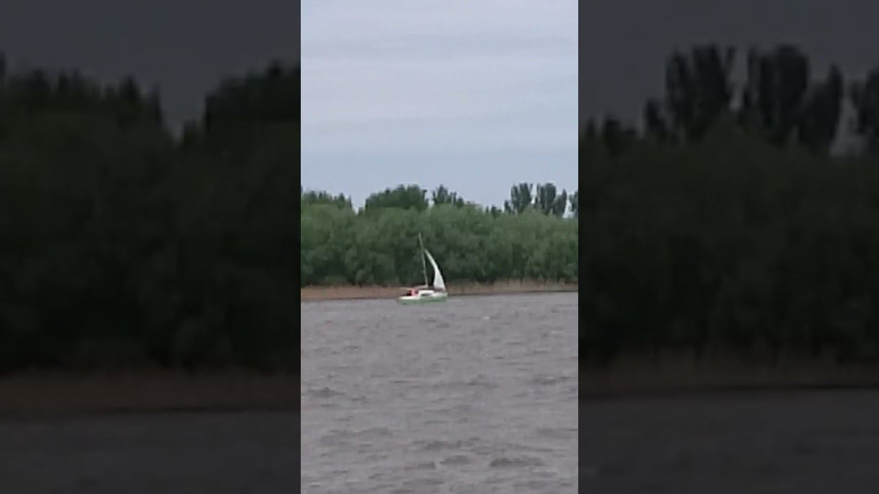 Яхта идет вверх по Волге в Астрахани The yacht goes up the Volga in Astrakhan 游艇在阿斯特拉罕的伏尔加河上航行 ヨットはア