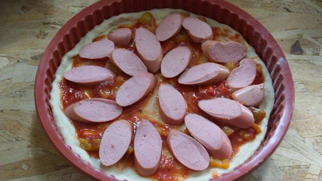 Домашняя быстрая пицца с сосисками и лечо