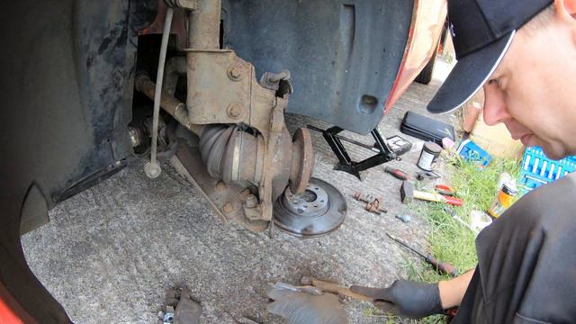 Citroen C4 Picasso MK2 (b78) Brake maintenance time lapse.