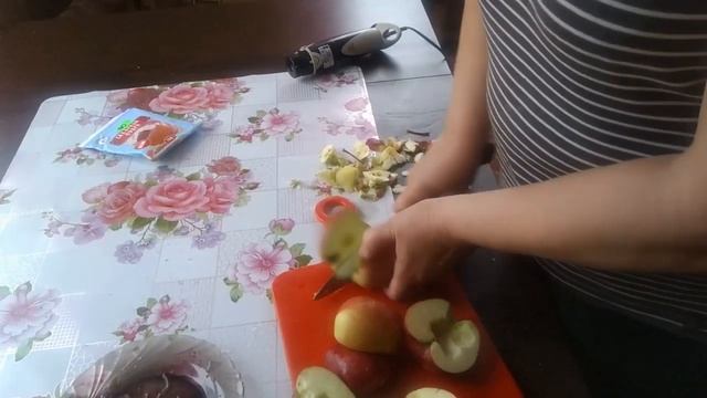 домашние вкусняшки шарлотка пирог с яблоками.mp4
